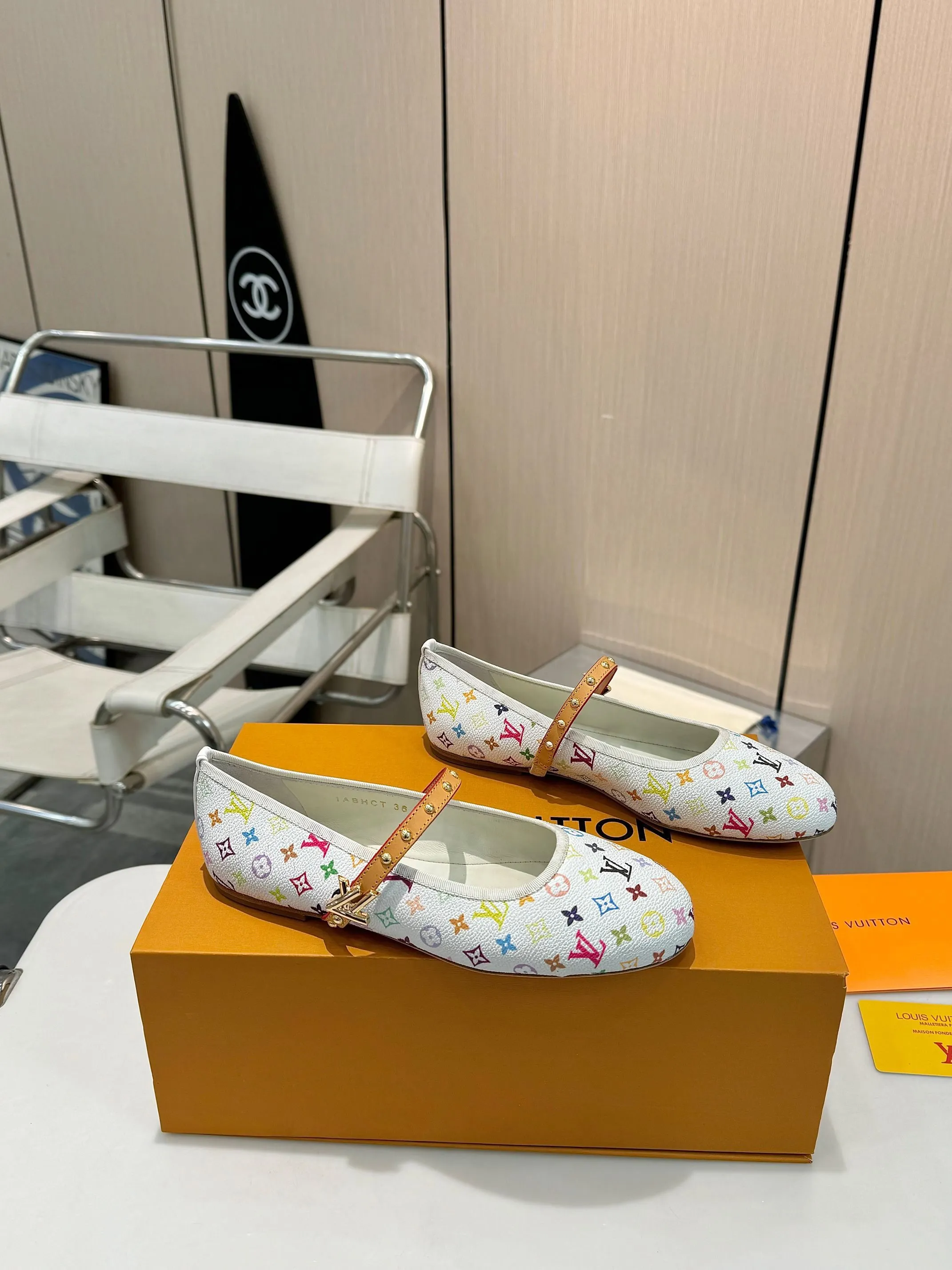 👟👟Ex-factory price 520👟👟 LV Louis Vuitton, a new luxury experience 🌞🌞Today I recommend a Louis Vuitton beauty to everyone!  It uses high-grade genuine leather soles and feels comfortable on your feet, making every step feel like you are walking on the clouds.  High-end lasting technology, the foot feels incomparable!  💙The perfect combination of brand printed leather and brand hardware buckles creates a unique fashion sparkle, highlighting nobility and luxury!  Classic design, exquisite craftsmanship, and quality in every detail.  Whether it's the casual style of matching or the elegant style of a skirt, it can be easily controlled.  Wear this pair of Louis Vuitton and become the fashion focus of the street, showing off your elegant taste! 💃 Fabric: Brand printed fabric Lining: Breathable sheepskin Sole: Italian leather sole Size: 35-42 (34/40/41/42 customized)